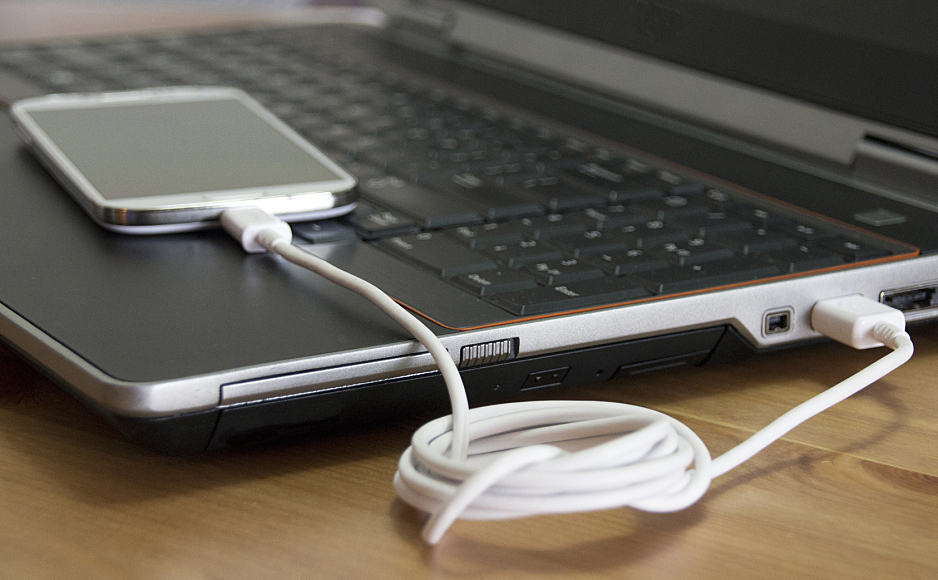 Зарядка ноутбука картинка. Ноутбук на столе подключенный к телефону по USB. Зачем USB В телефон и ноутбук. Ноутбук на столе подключенный к телефону по USB 3д. Интернет через телефон на ноутбук usb